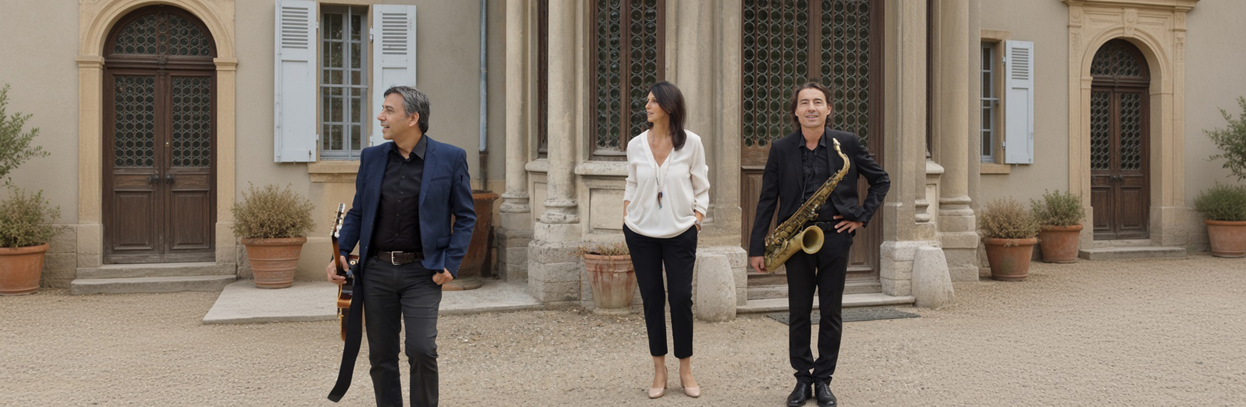 Le trio Lune de Jazz en concert, au saxophone, au chant et à la guitare