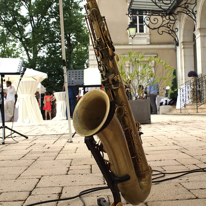 Musique de mariage en extérieur devant un château