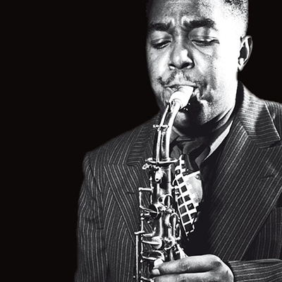Charlie Parker jouant du saxophone