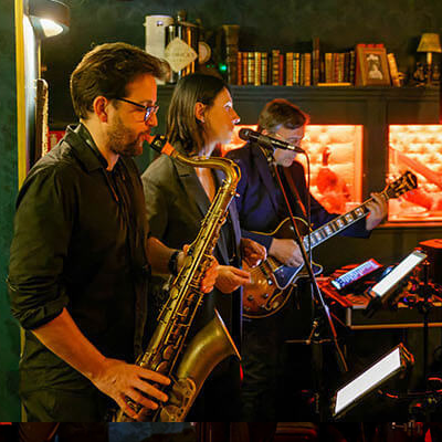 Un groupe de jazz jouant sur scène, symbolisant l'émotion et le partage