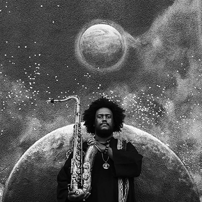 Kamasi Washington jouant du saxophone