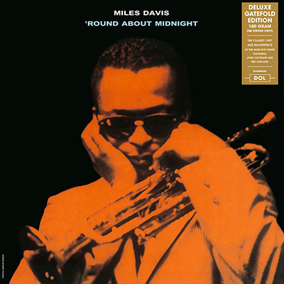 Miles Davis jouant de la trompette