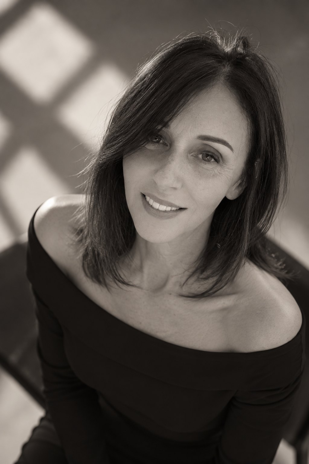 Portrait en noir et blanc de Lilie Stern, chanteuse de jazz à Lyon
